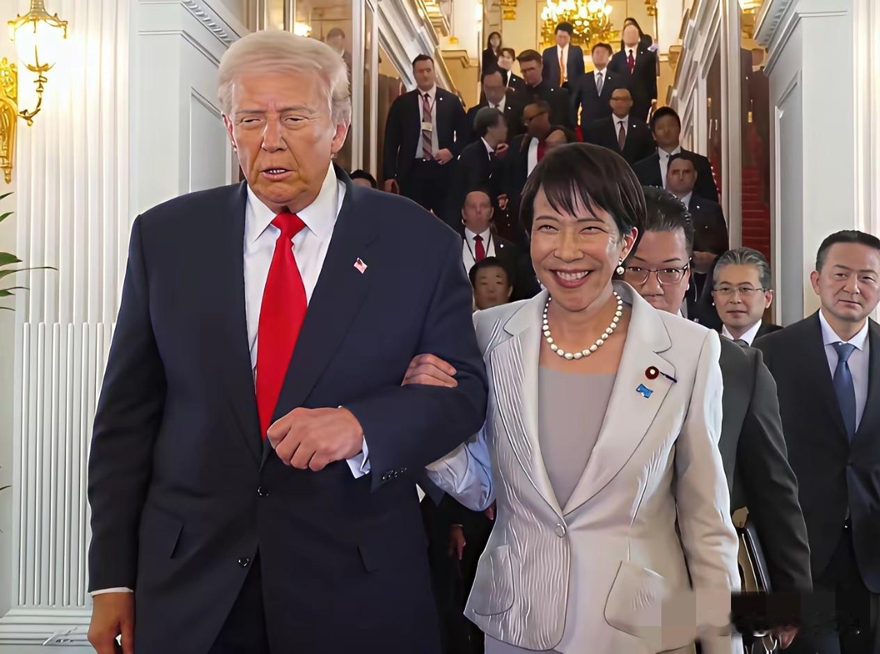 日本首相高市早苗访美，又是牵手，又是搂抱，一脸媚笑。尽管主动投怀送抱，还是被特朗