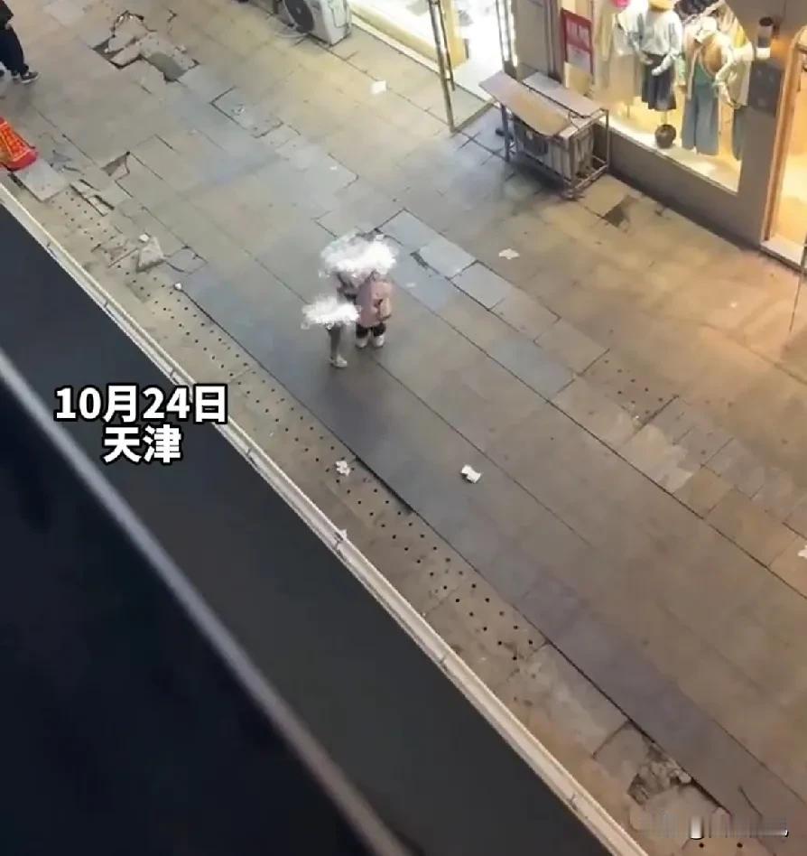 10月24日，天津，街上女童光着上身被妈妈薅头发、拖拽，孩子嚎啕大哭，好心路人为