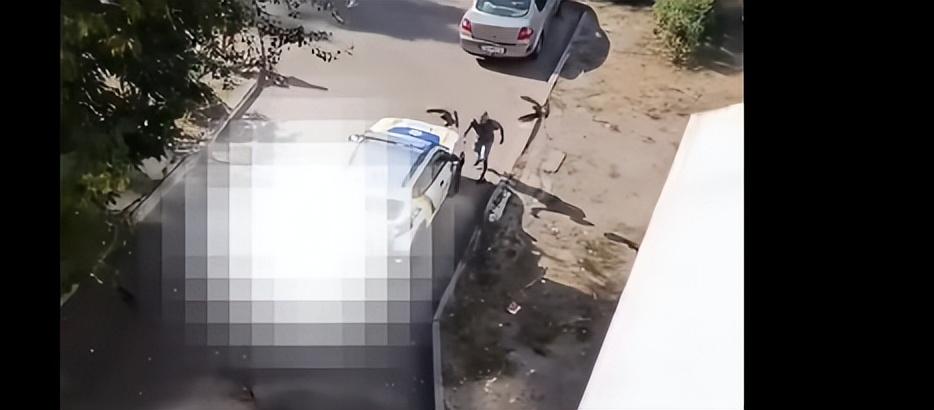 乌克兰抓壮丁现场：男子为救同伴躺下拦车，不料征兵车直接碾过 
 
9月1日，乌克