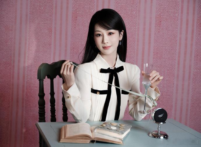 杨单给杨紫化的自然妆   杨紫利落与优雅结合  杨紫的这一形象，散发着淡淡的温柔