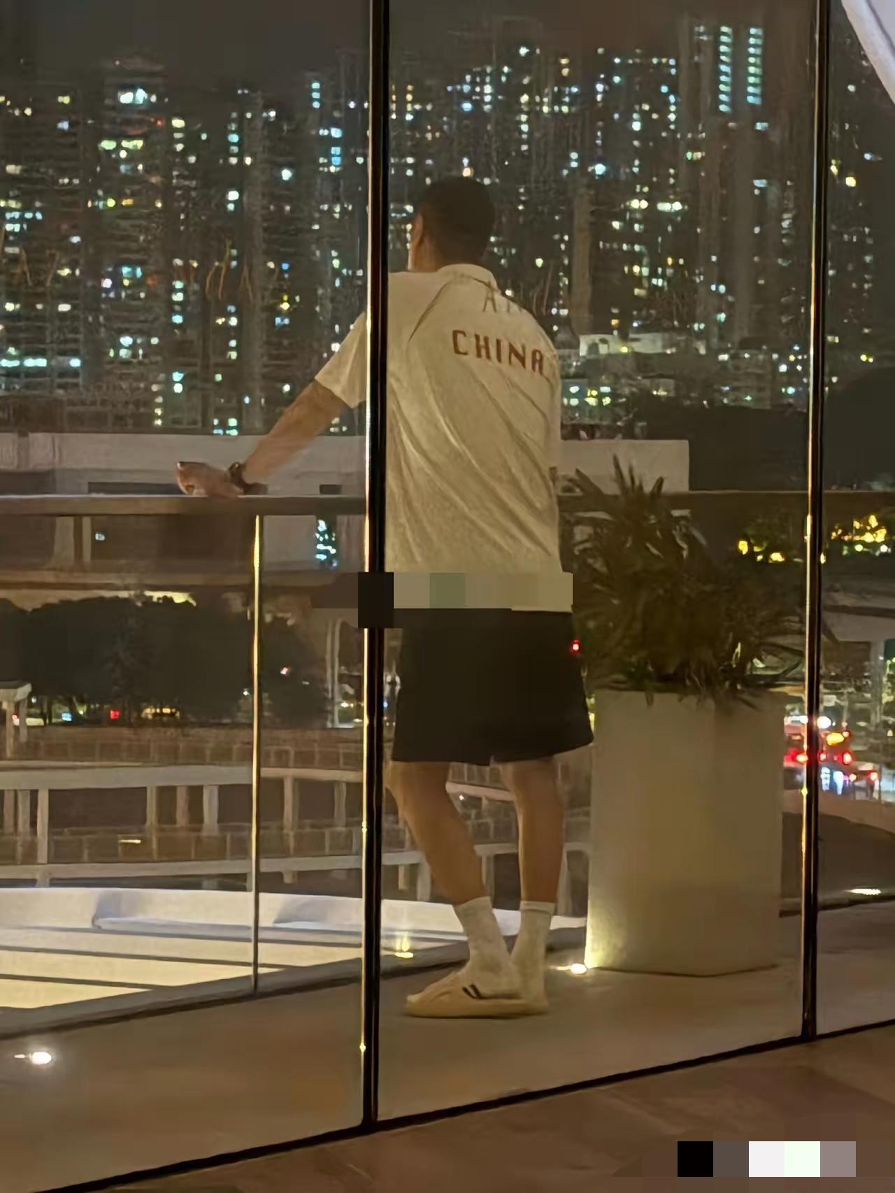 此刻的女排主帅赵勇心里五味杂陈！他看着窗外万家灯火，不甘，自责，遗憾萦绕在思绪中
