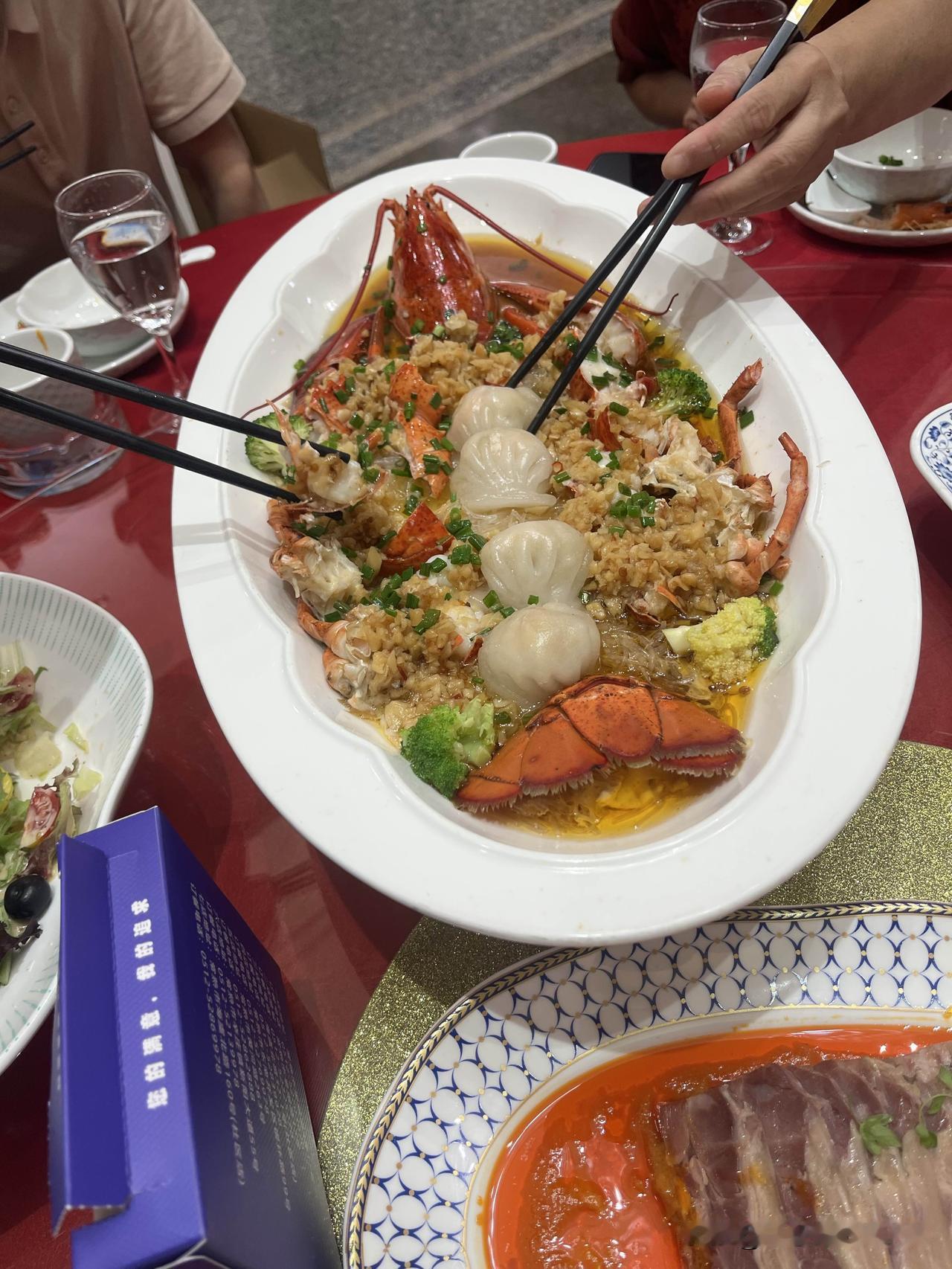 欢喜迎来升学宴。

孩爸挑的好日子，8月8日星期六，一共六桌，就是叫了两边的兄弟