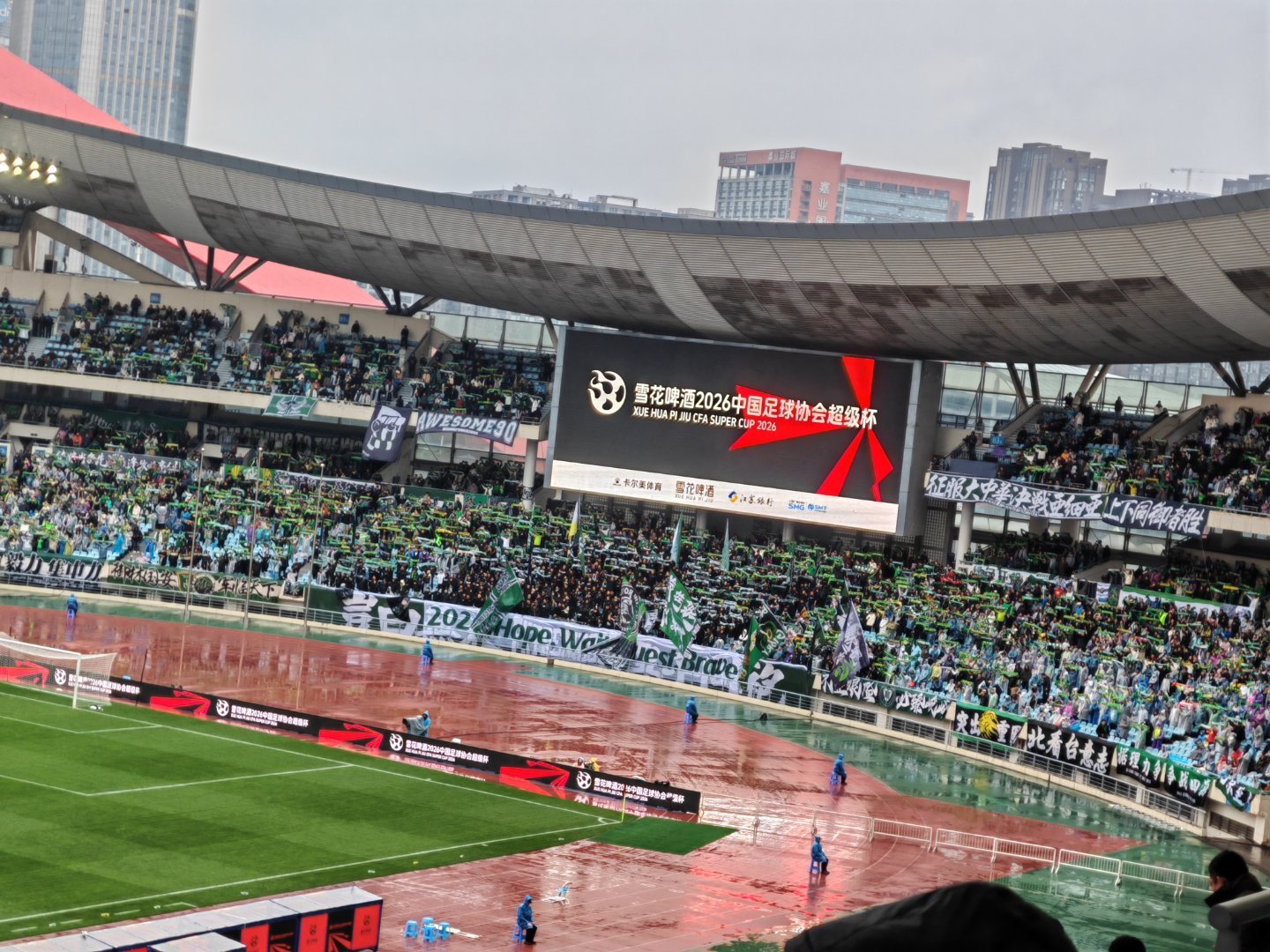 雨下的不小，今天球市一般。江苏本地球迷都憋着看苏超呢。苏大强，这块富庶的土地，急