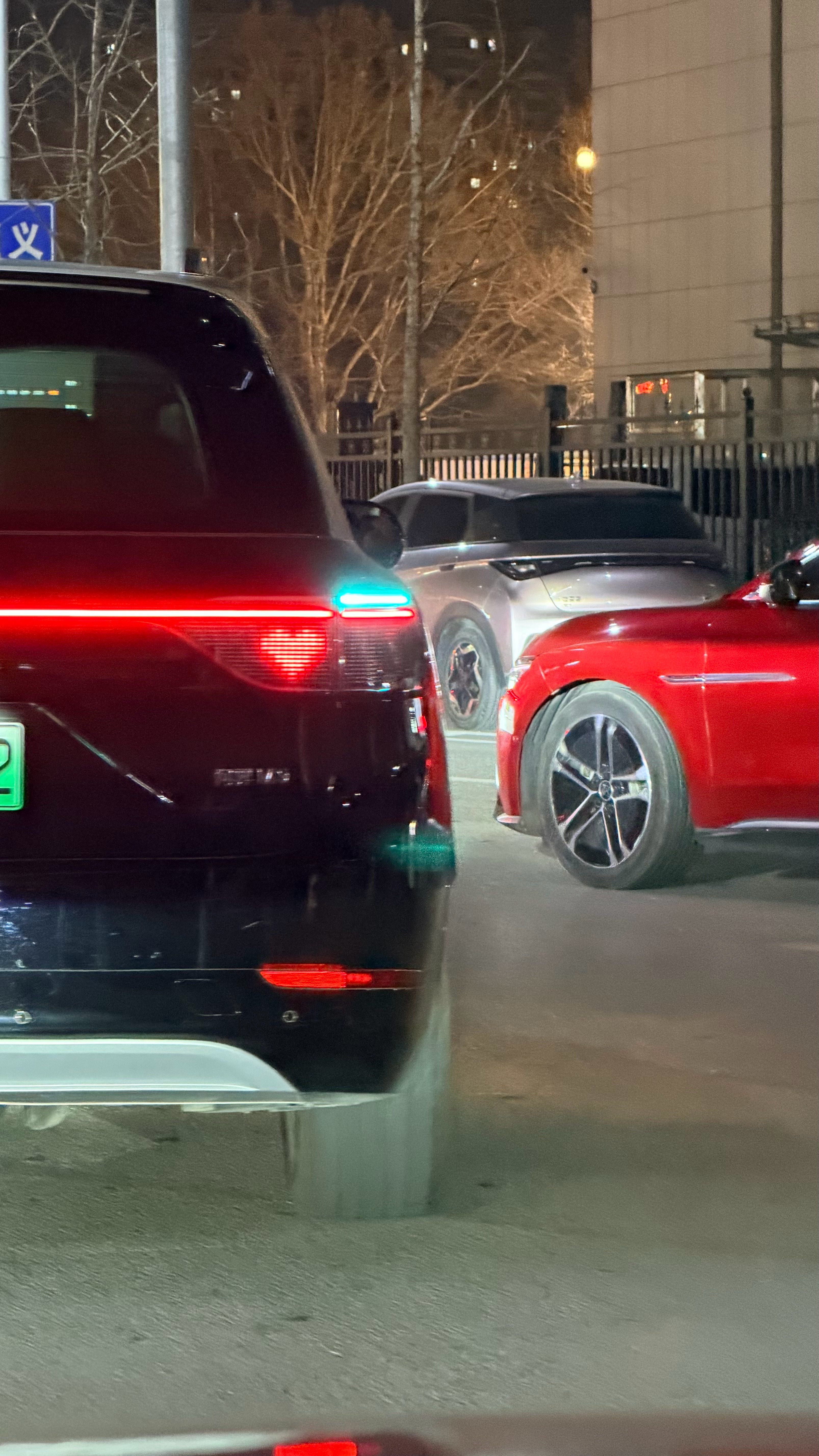 这问界 M9车友是真厉害，这个商场地库我平时都不用智驾，它直接智驾出来了，路口车