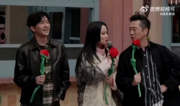 苏有朋的专业从来不让人失望！直播中面对突发状况，他反应迅速又得体，既照顾到嘉宾又