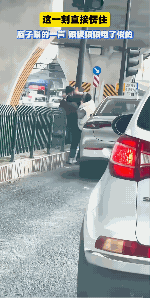 因恨生爱吗？
脸被啃了，洗都可能洗不干净，何况此时此刻也没有洗脸水。
被啃的男子