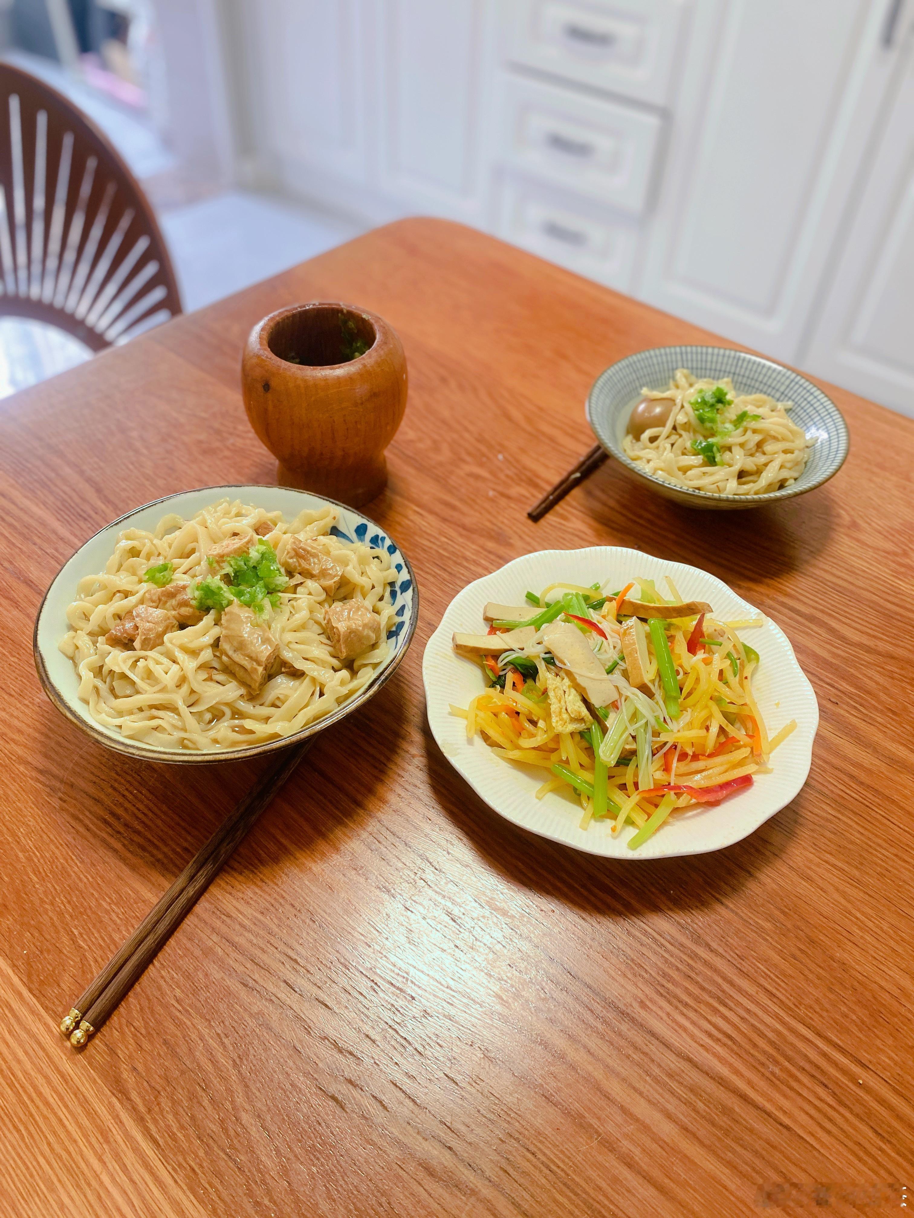 高三生的家常便饭好久没有吃面了，香的很！今日午餐简简单单又一餐