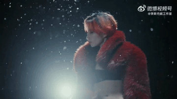 朕从未见过这样的李斯丹妮 唇贴似未来碎片，绿发如生命藤蔓，星泪若时空尘埃。她把超