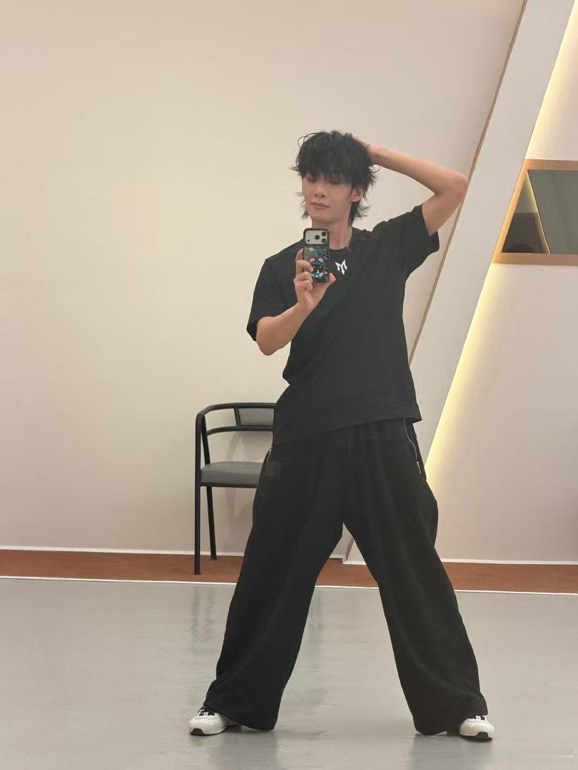 王赫野三公小考排名王赫野三公小考89分实至名归！开完演唱会连轴转，连续几天熬夜做