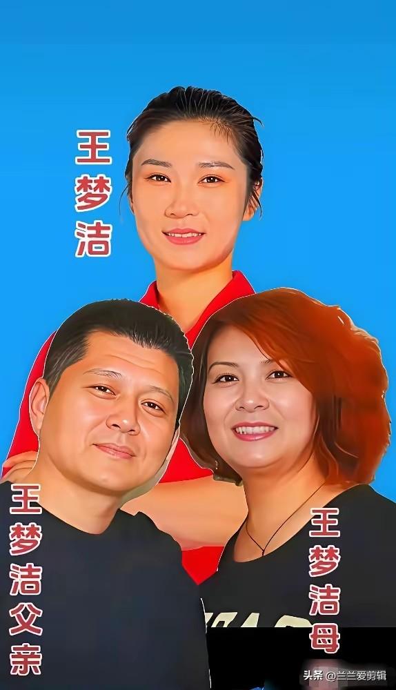 赛场上的女排姑娘们坚毅果敢，奋力拼搏守护荣誉，可回到家人身边，她们依旧只是普通的