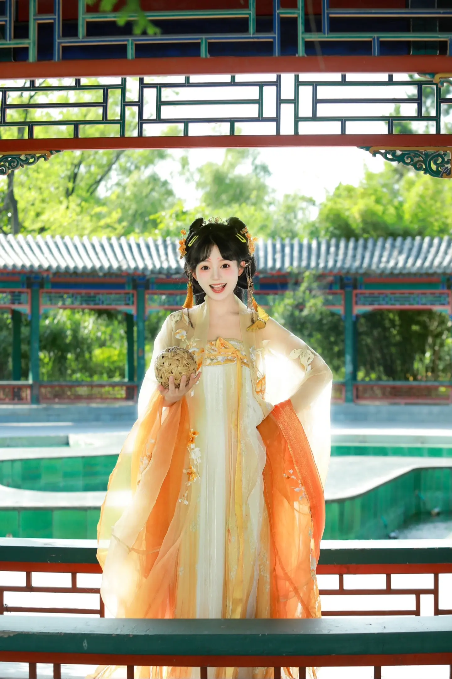 “长姐，带小妹出去玩嘛！好不好嘛～”