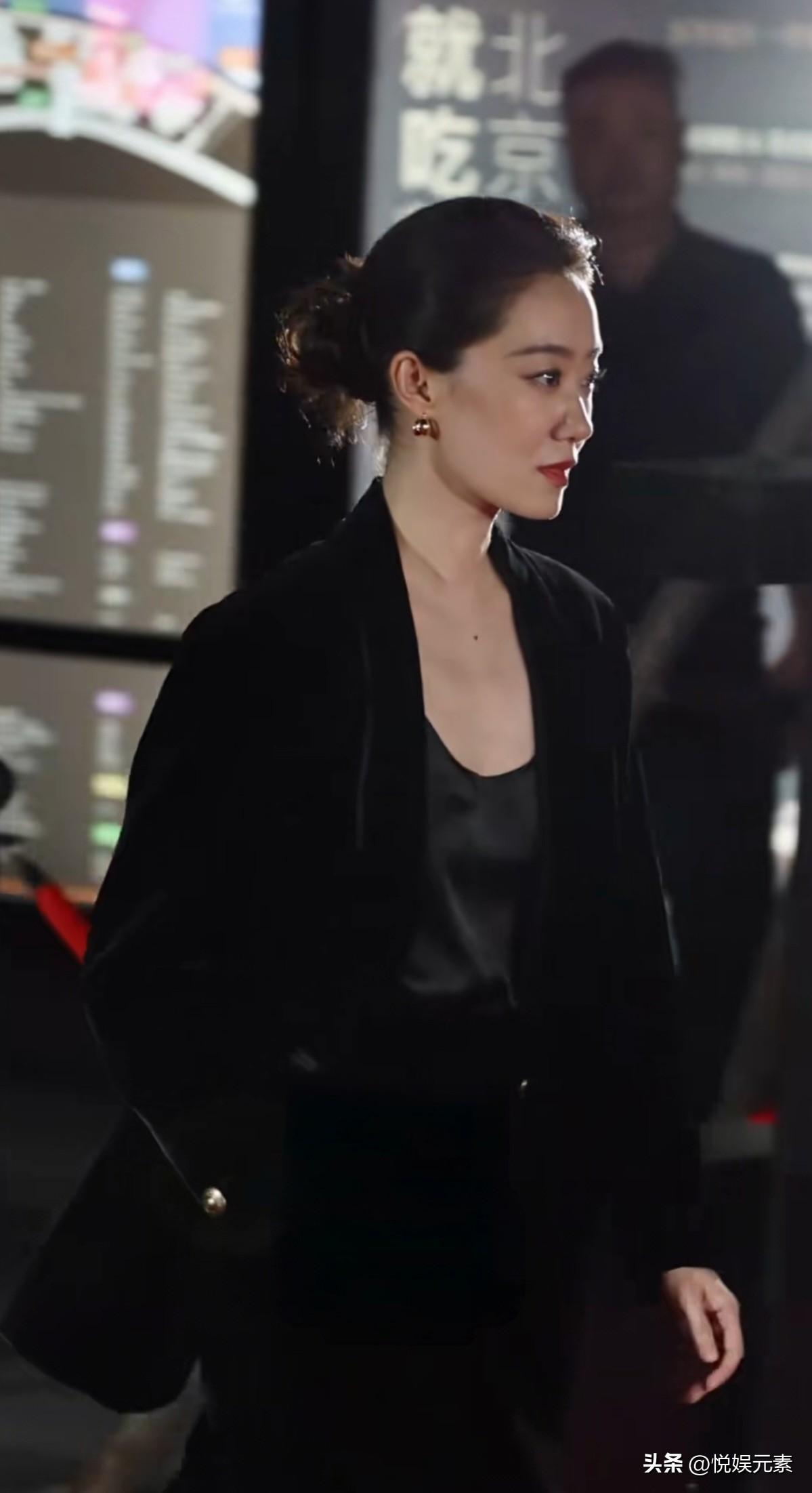 离开贾玲的张小斐虽然长相一般，
但气质非常好，演技也不错，
尤其是自信从容的神情