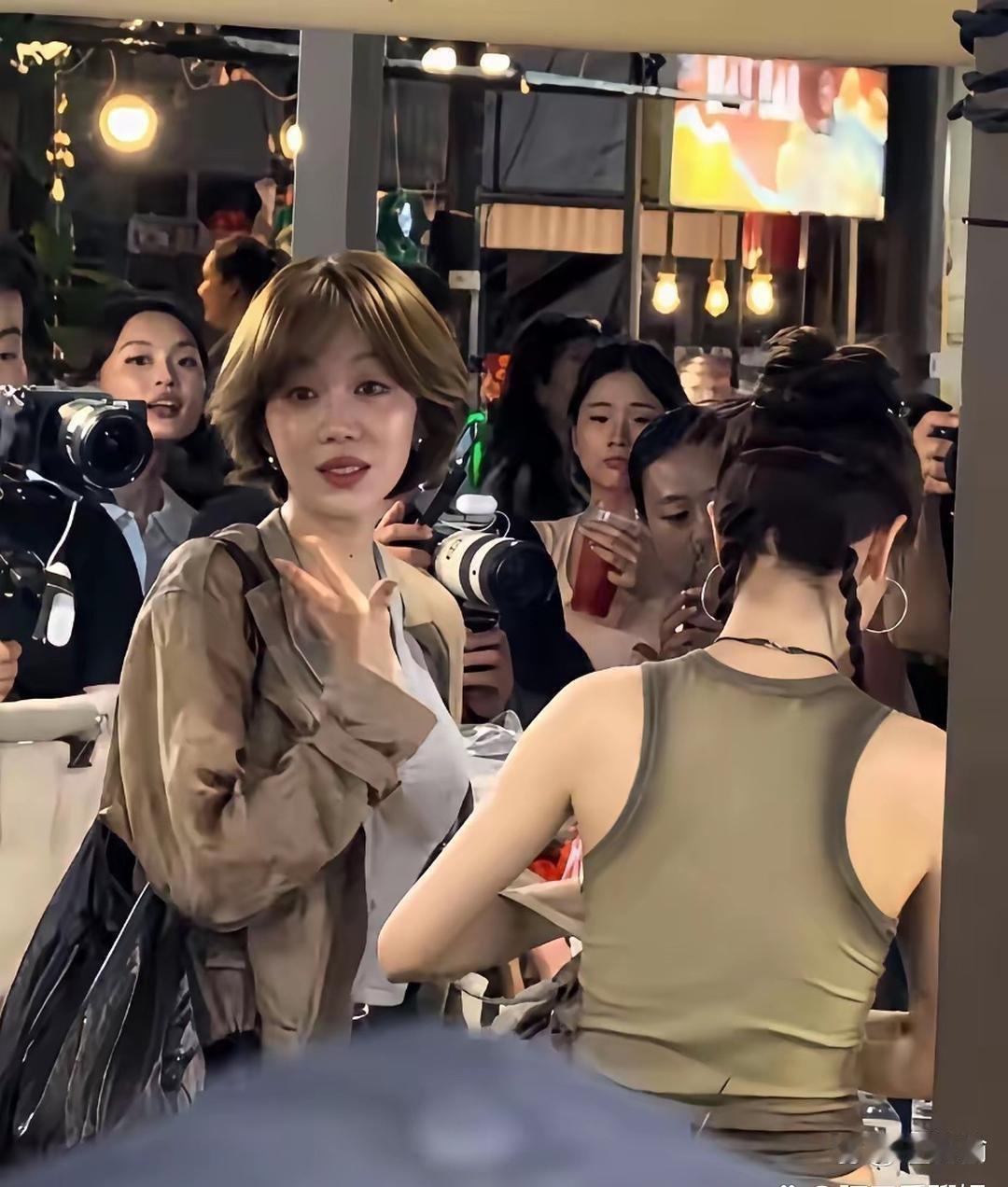 姜妍这个发色配短发也太好看了吧！‎⁠这种利落的短发⁠⁠⁠真的很衬她，整个气质都出