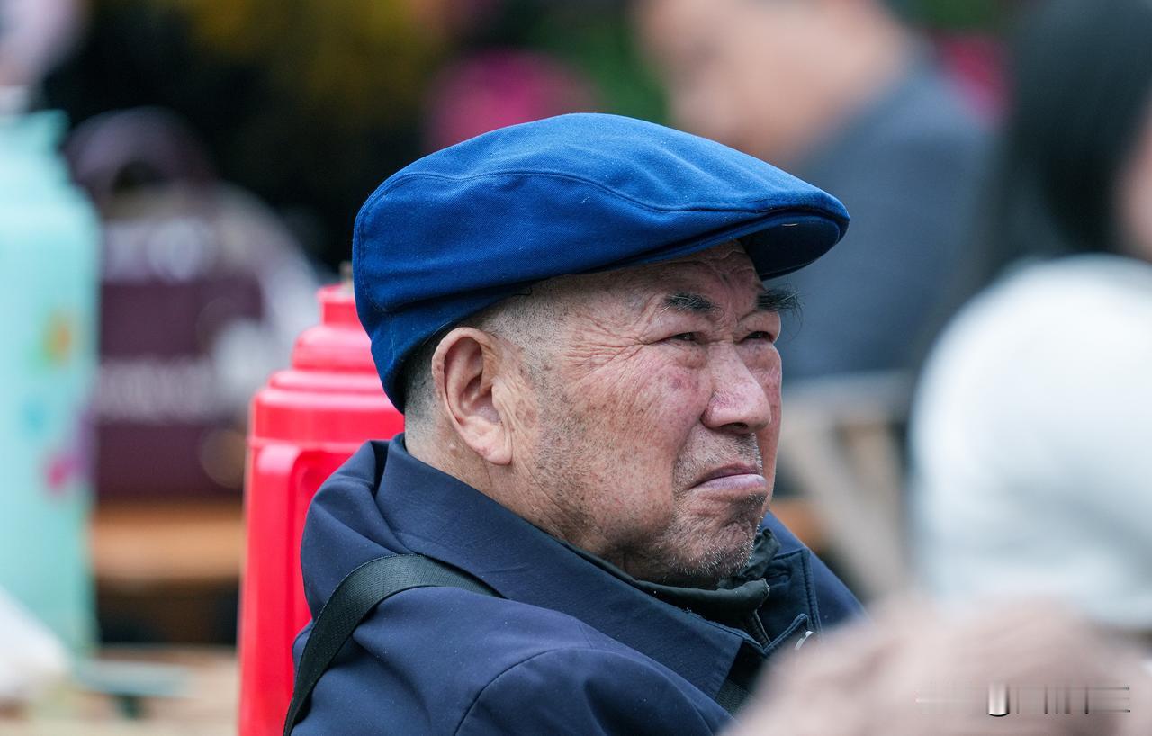 春日生活打卡季春风和煦，街子古镇的青石板路上，游人如织。古戏台前，早已围满了翘首