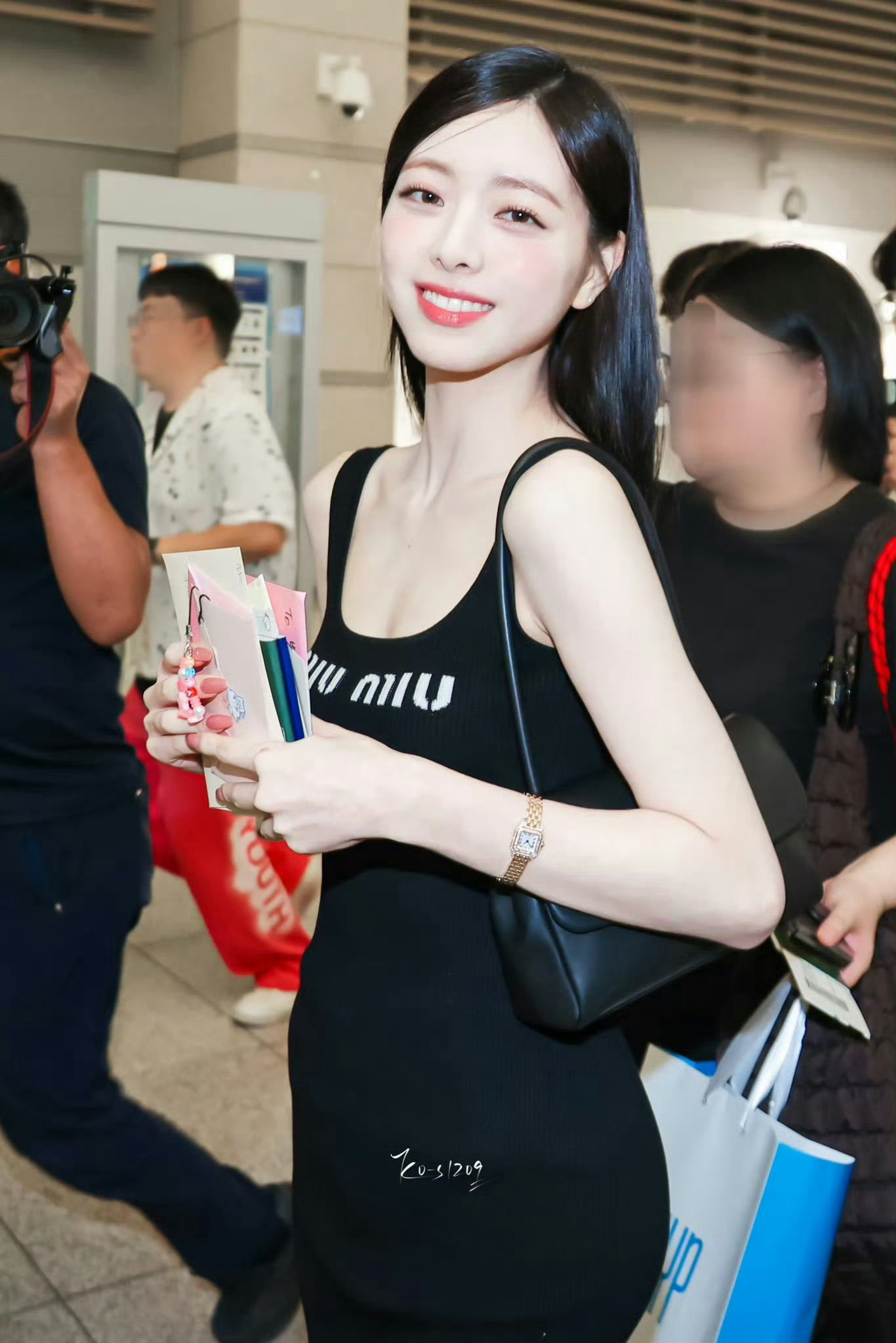 当年这一身MiuMiu的申有娜真的就是尤物代表（褒义🍑杏脸桃腮 手指细细长长的