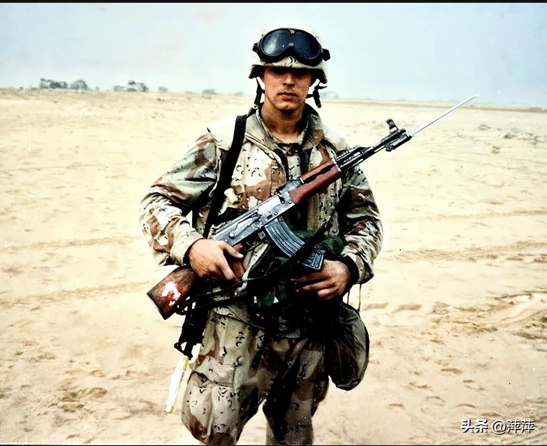 1991年海湾战争的沙漠战场上，伊拉克军队装备了大量中国援助的56式。美军士兵捡