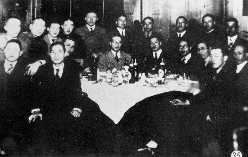 日本“731部队”的医生们在哈尔滨的宴会上。这些人伪装成防疫和饮水净化部队，在被