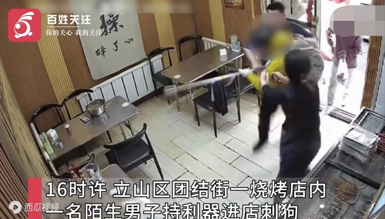 辽宁鞍山，一烧烤店老板默默投喂一条流浪狗3年，这条流浪狗也经常在店内的角落躺着。