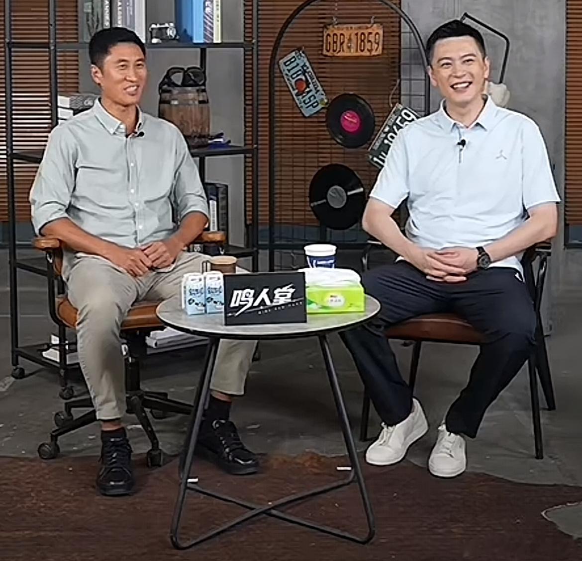 杨鸣和马宁凑到一块儿，老杨头采访卡牌大师，有点意思。看这画面，突然想到一句范伟小