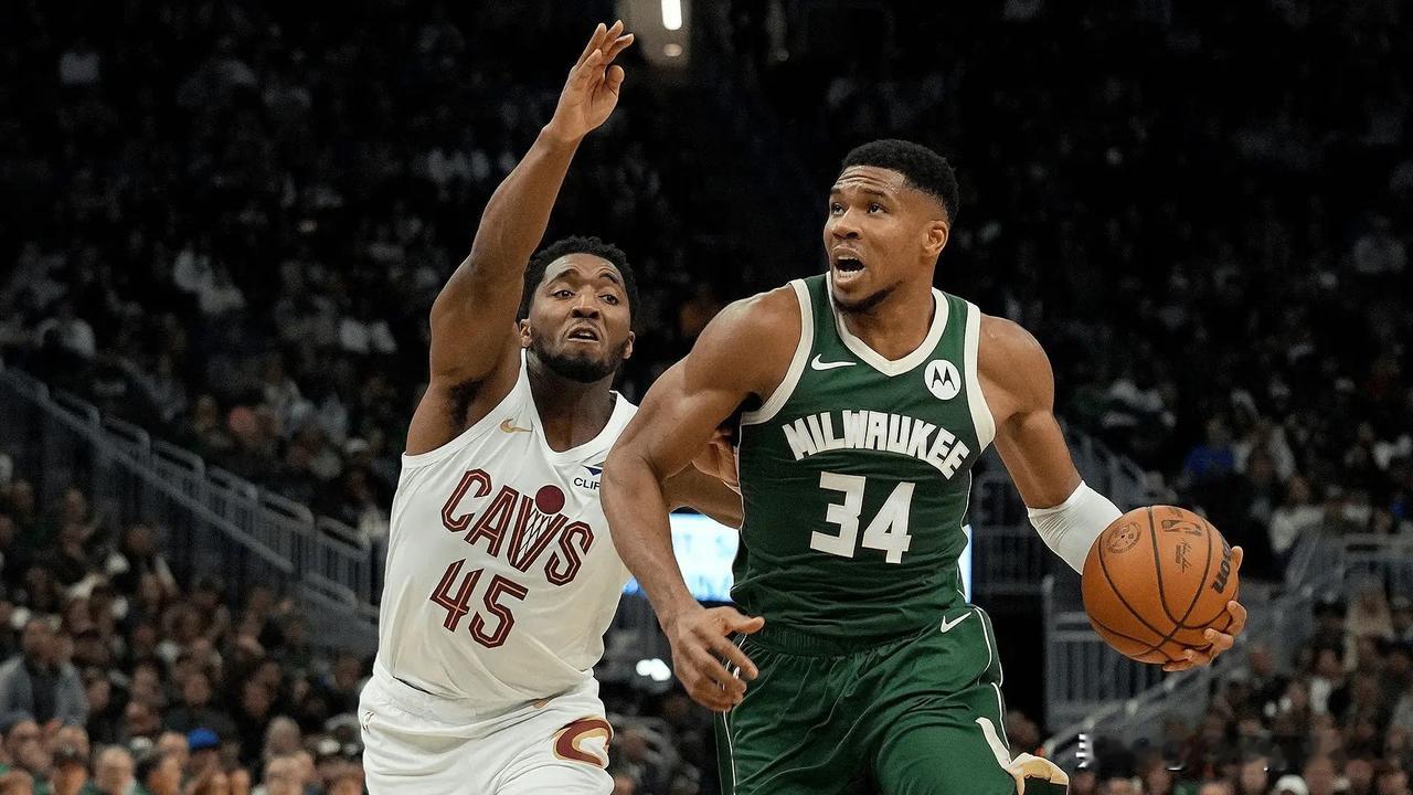 NBA更新官方社媒，公布新赛季东部前十球员排名。具体排名如下：

扬尼斯-阿德托