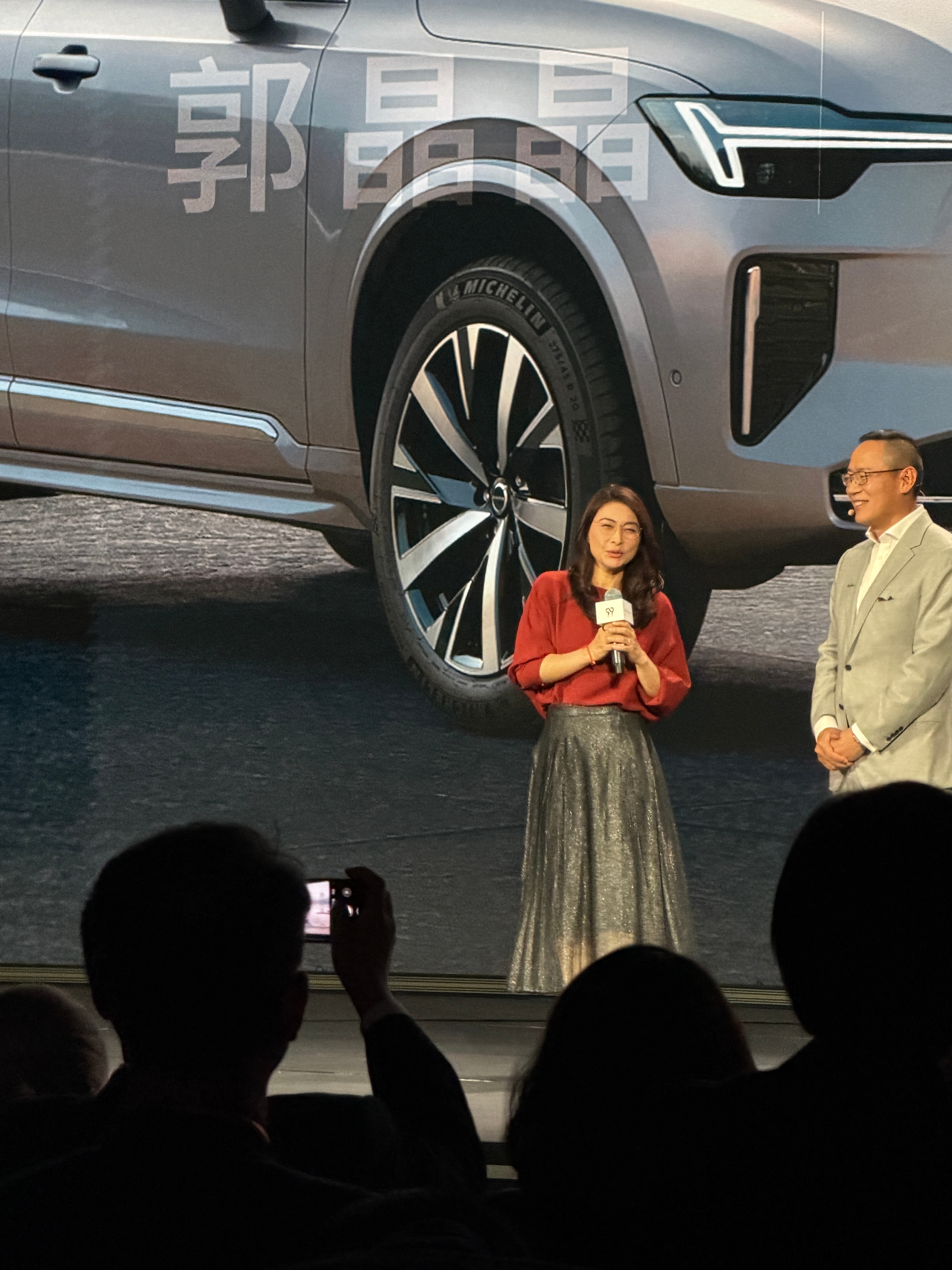 讲真 我感觉郭晶晶和董明珠有点撞脸之前在机场看到广告，我还以为董明珠代言沃尔沃了