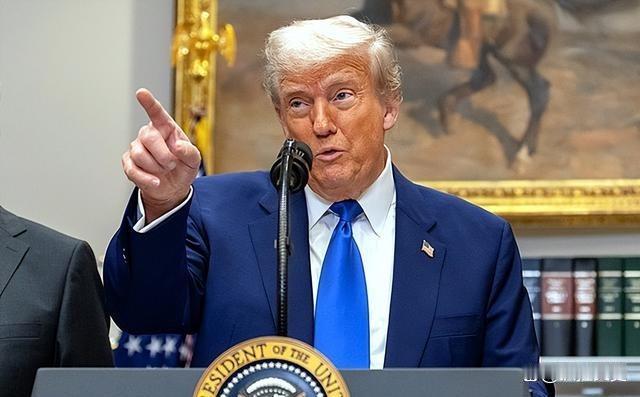 特朗普这人，一天不上热搜都浑身不自在。
 
第一次入主白宫的时候，他就是个政坛小