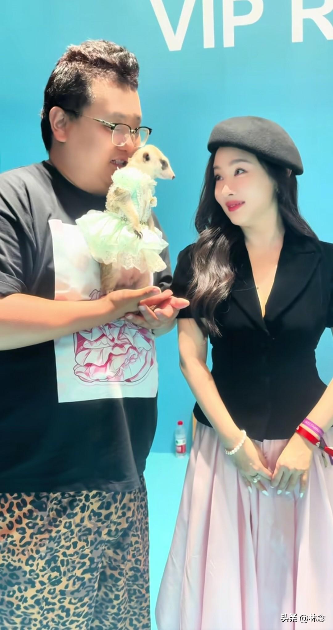 网友带着桃白白偶遇霍思燕，近距离实拍，真人颜值状态彻底出圈[大笑][大笑][大笑