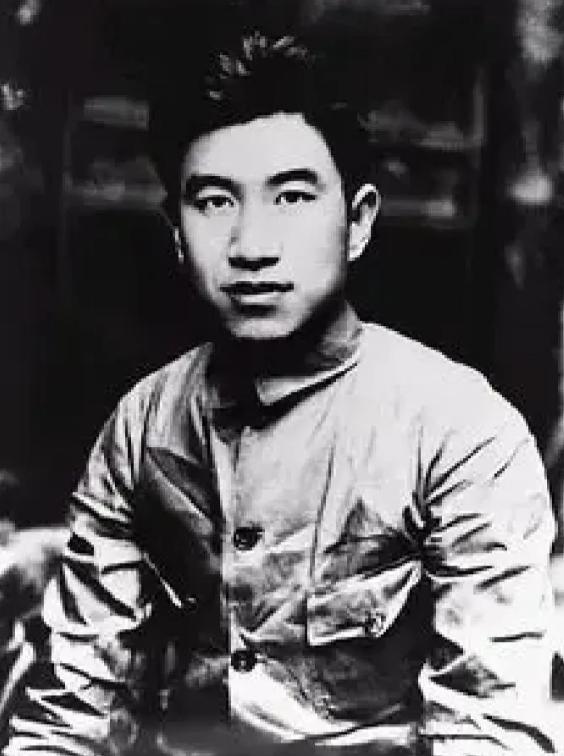 1976年，女知青邵红梅抱着4岁的儿子回到北京。母亲一见就跳脚大骂："下乡几年，