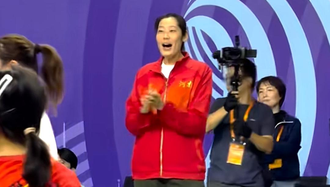 中国女排的“定海神针”朱婷当教练了！这事儿昨天在河南老家的豫排联赛现场，直接让不