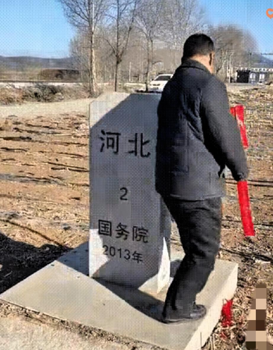 这波操作真让人哭笑不得！

河北大哥为了过放鞭炮的瘾，跑到两省交界，把炮仗放在辽