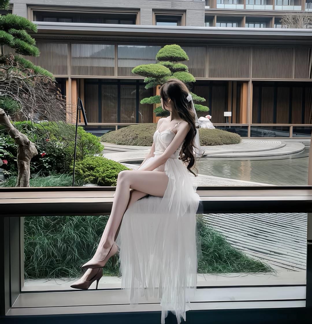 白纱轻曳，倚窗听风，这一刻的宁静，胜过千言万语。✨