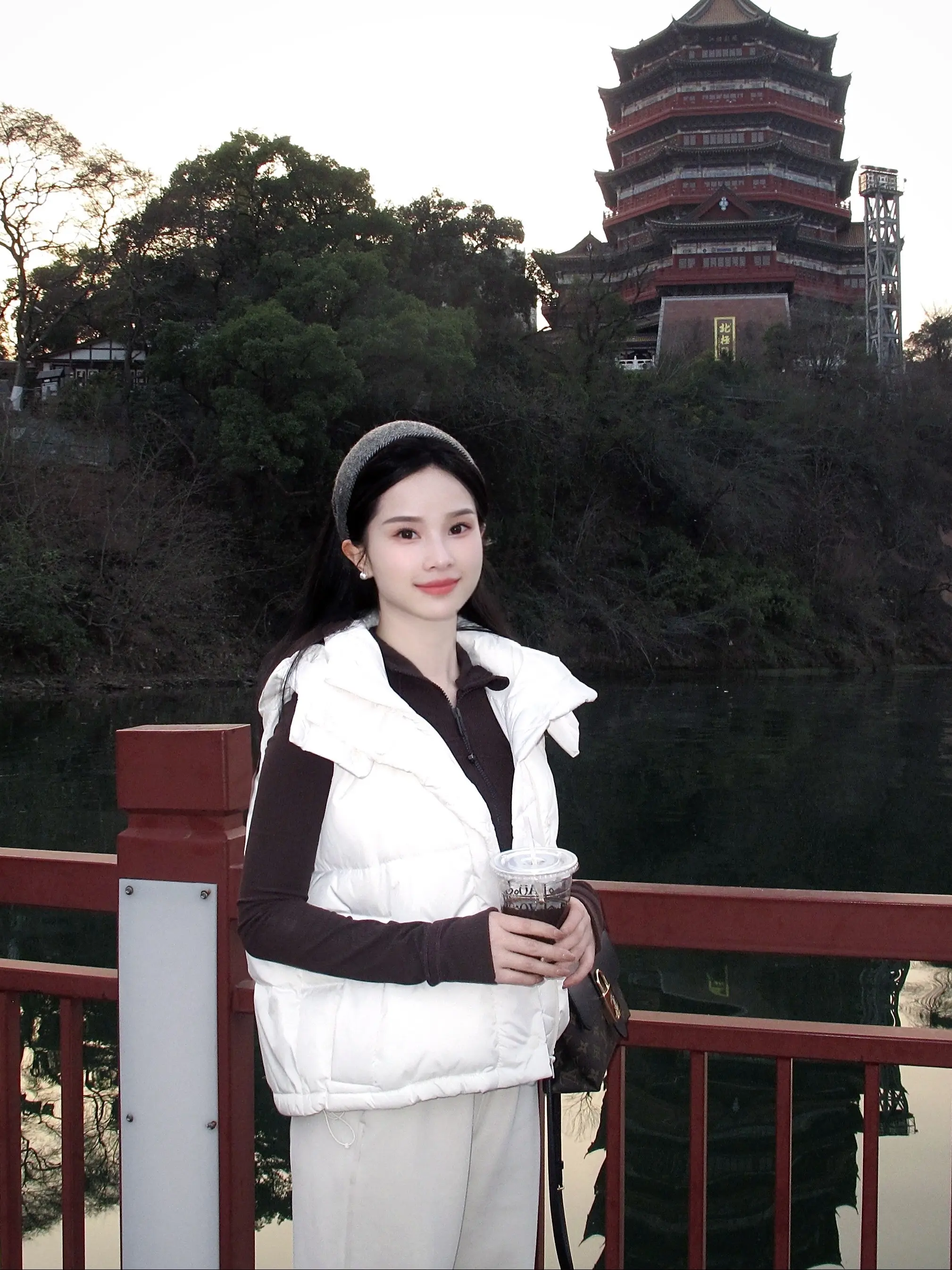 人应该从喜欢里面感受力量和快乐 而不是花光所有力量和快乐去喜欢