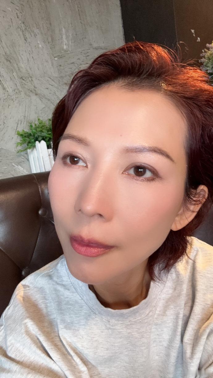蔡少芬怼脸自拍，皮肤好好