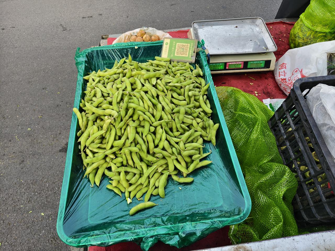 您瞧，在运城盐湖西街早市，我又一次看到了毛豆，今天，那位大婶卖5元一斤。

说实