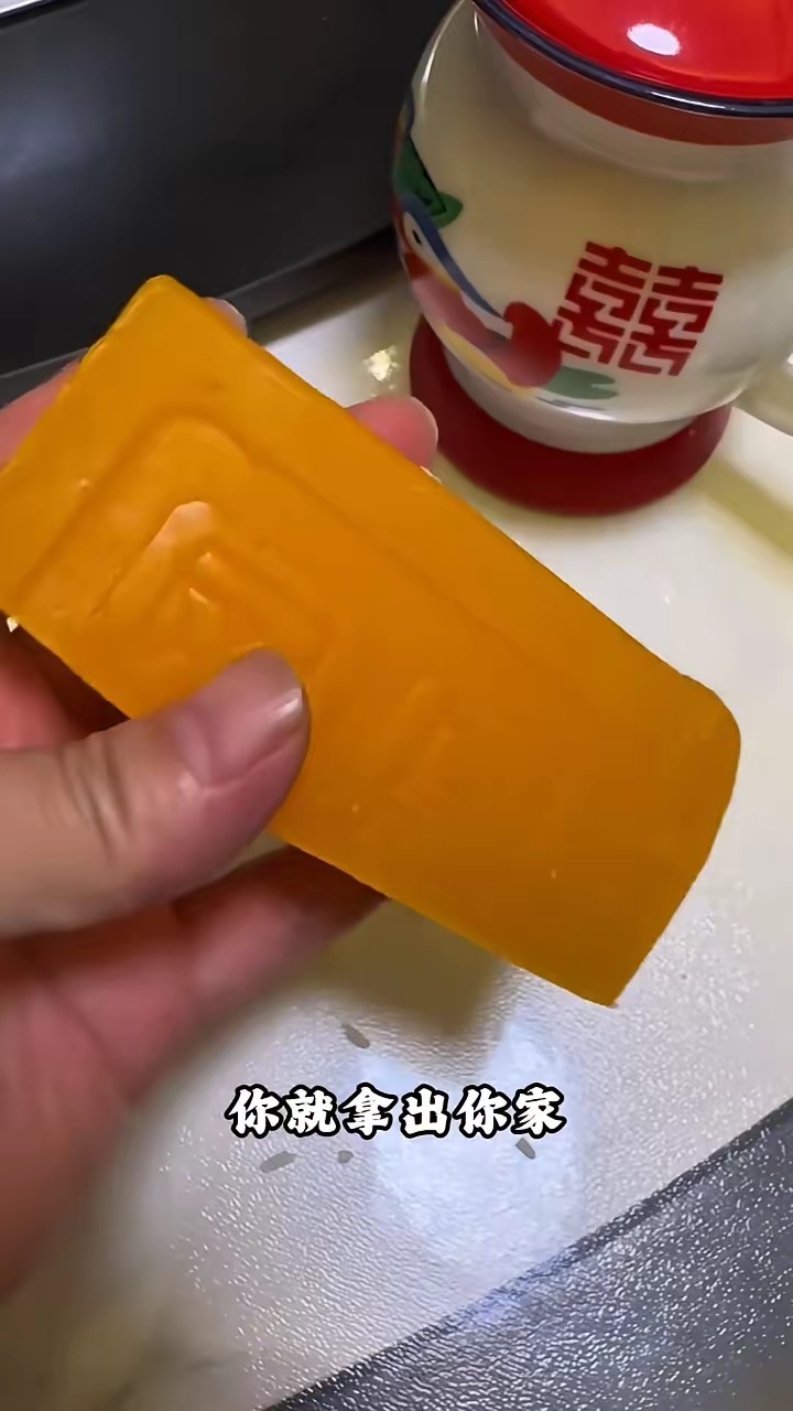 台风过后万一停电，你就拿出你家没有用完的肥皂，中间钻一个小孔，再找一根棉签把它插