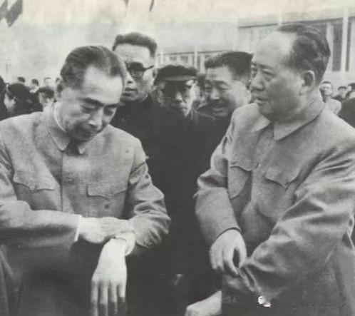 机场对表：一张照片里的历史余波
 
1959年9月30日，北京南苑机场的秋阳，把