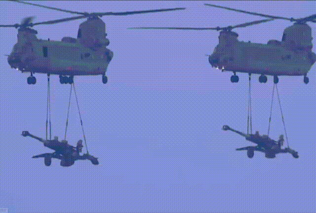 印度空军CH-47演练运送陆军的M777型155mm榴弹炮。
M777这种轻型火