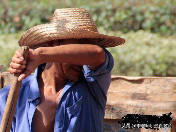 孩子大了为什么和父母就不亲了?有的甚至要远离原生家庭了？
其实理由很简单，他能赚