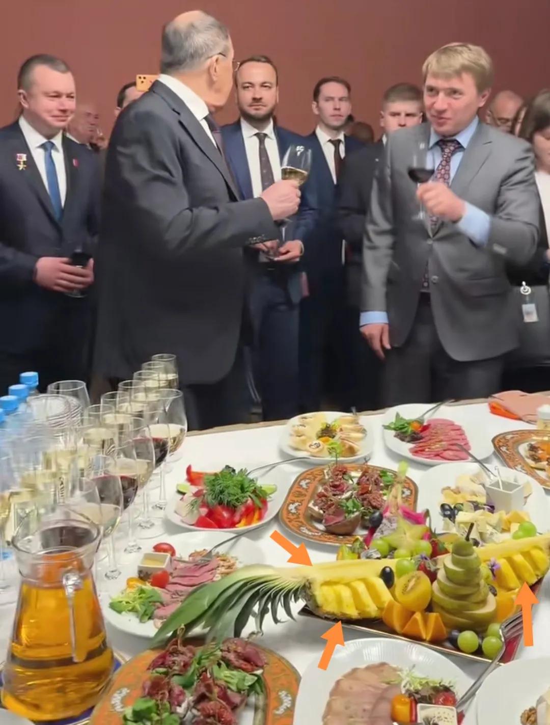 俄罗斯外交部午宴上的菠萝水果拼盘。