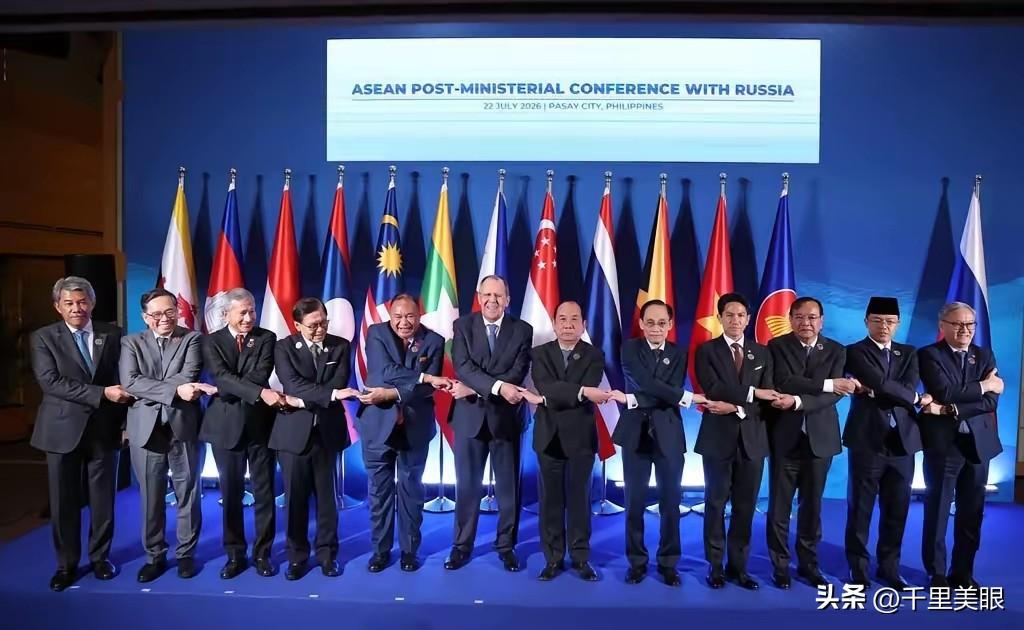 东盟国家外交部长与俄罗斯外长合影留念中突显拉夫罗夫几个明显特点:

1)在所有外