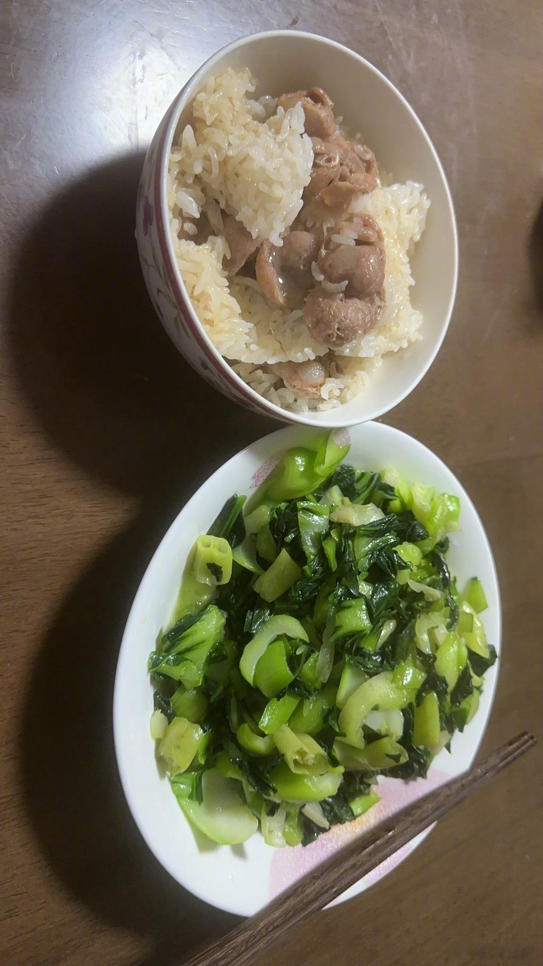 出门上班前，电饭煲里加一小碗米饭的米，切一根香肠，加点水，有时候里面会打个鸡蛋，