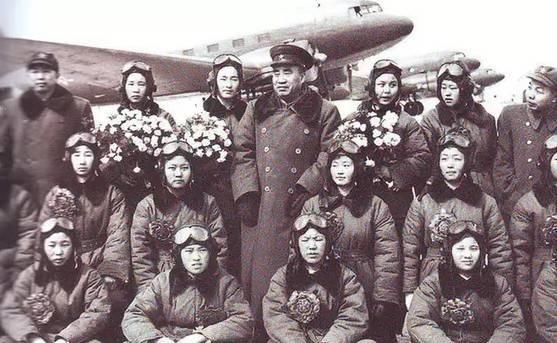 她是我国首批女飞行员之一，是第一个参与抗美援朝的女飞行员，也是第一个女飞行教员。