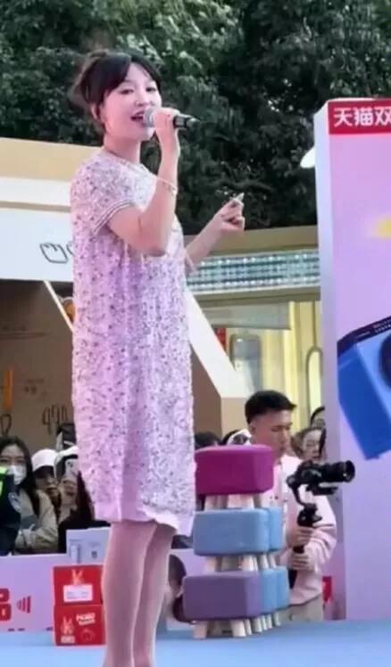 42岁的金莎还在跑商演....
金莎最近因和小19岁男友一起录节目引发热议，11
