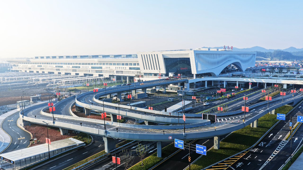 中国最大的县级高铁站、浙江第二大高铁站——义乌站新站房今天启用。11台27线（另