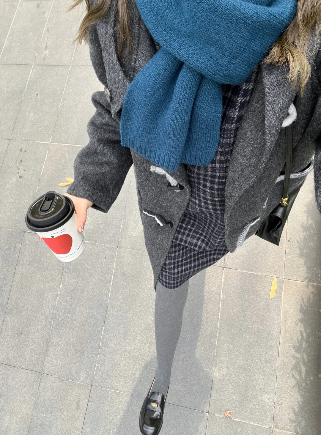 这套也太减龄了叭！灰色大衣简直百穿不腻！❄️