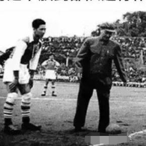 这一张照片拍摄于1956年，地点是重庆刚落成的大田湾体育场，画面里是贺龙元帅，身