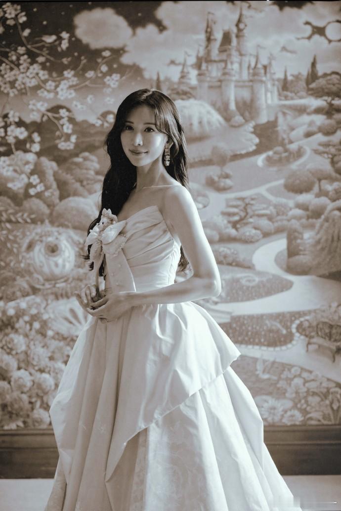 林志玲欢迎回家林志玲迪士尼语音重现一身蓝色蓬蓬裙完美适配迪士尼的童话氛围，手捧鲜