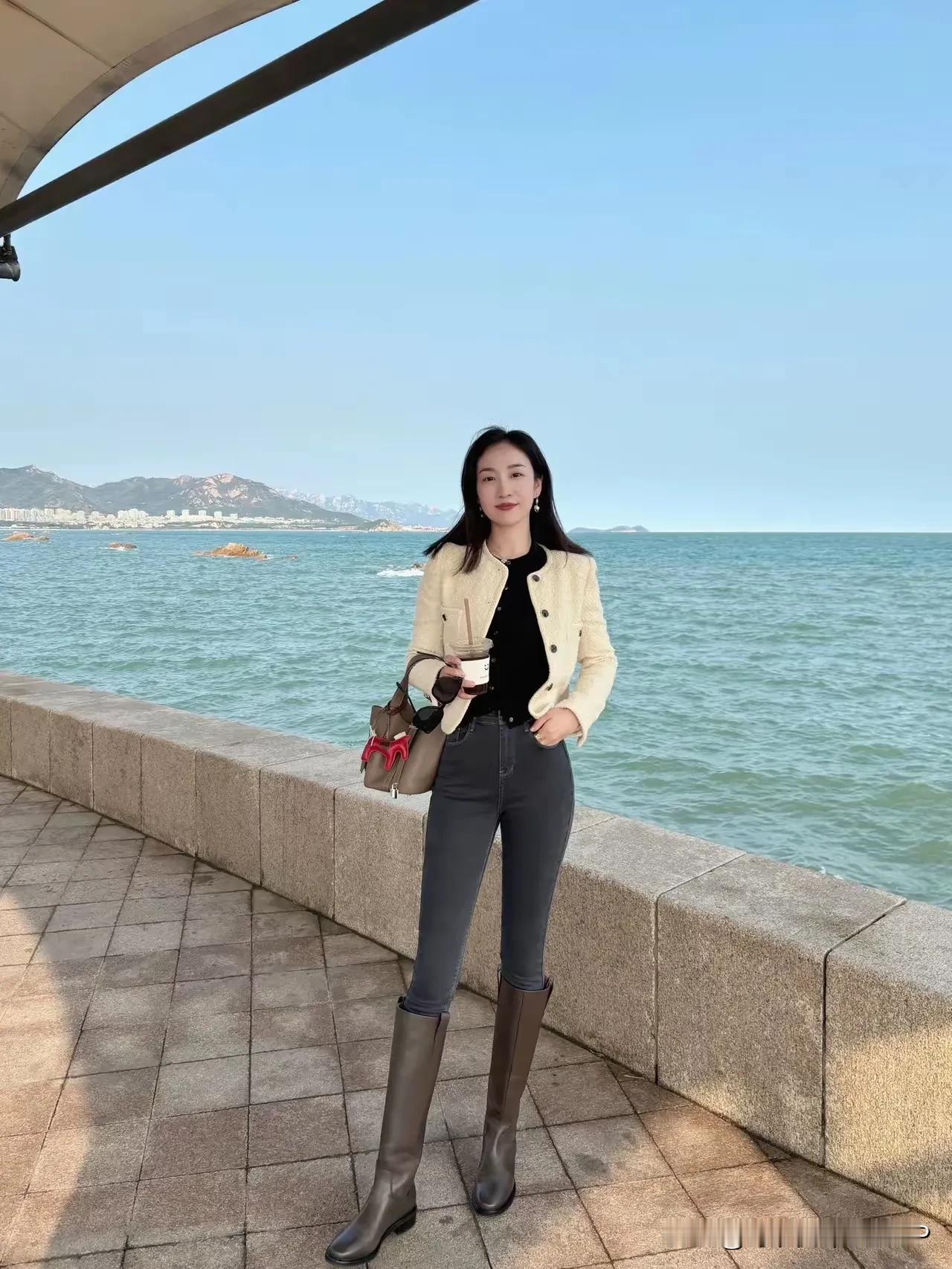 海风吹动裙摆，我与你共度余生。