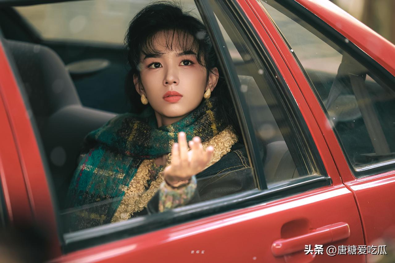 整个内娱我最看不懂的，就是周也了
明明是一等一的大美女，浓颜大地系长相，可以靠脸