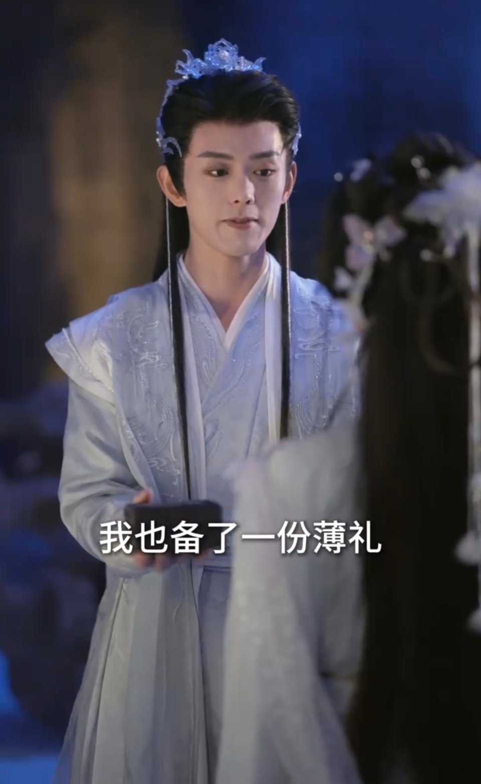 所有肩窄小身板男演员都该远离此类造型 